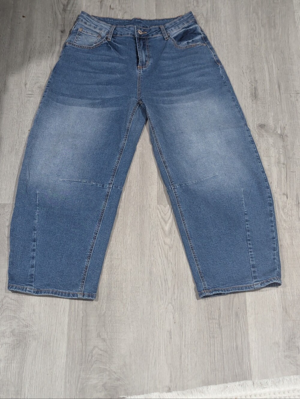 Women’s Size 12 Medium Wash Stretch Barrel Leg Jeans Cropped Denim